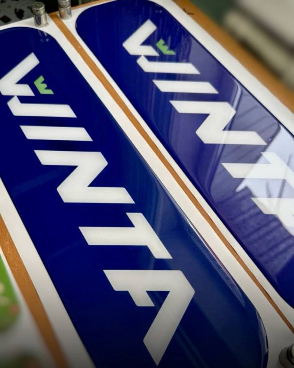 Наклейки с логотипом для локальных брендов