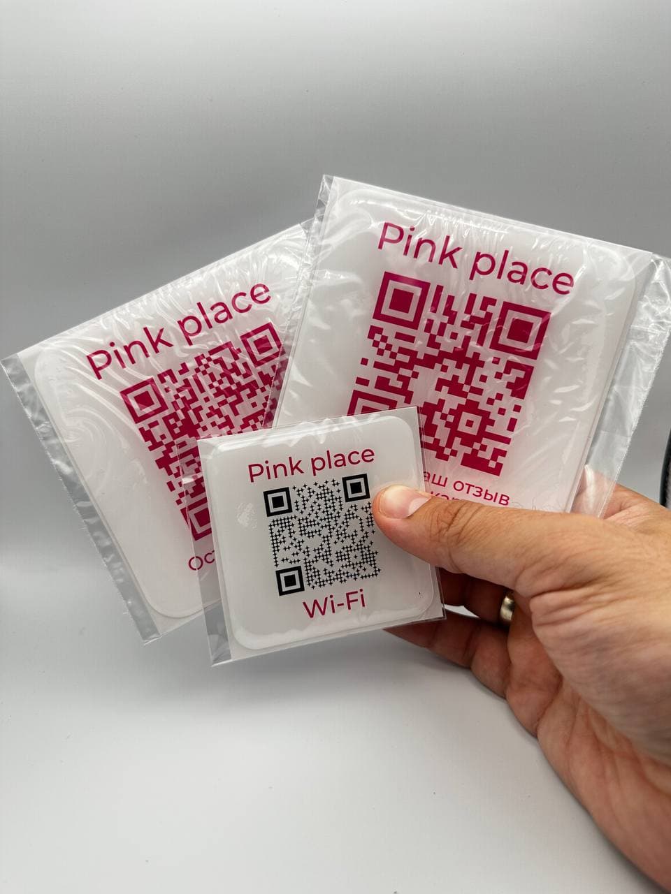 NFC/QR-стикеры Eibery с Wi-Fi-паролем и ссылкой на отзыв — готовая механика для отеля